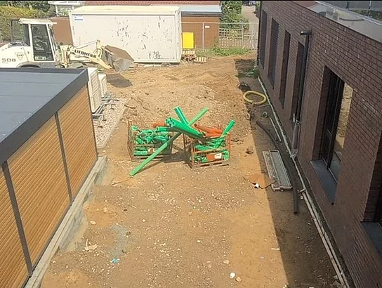 Die noch fehlende Begrünung zwischen Fahrradgarage und Bürogebäude